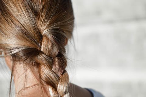 Femme avec les cheveux nattés